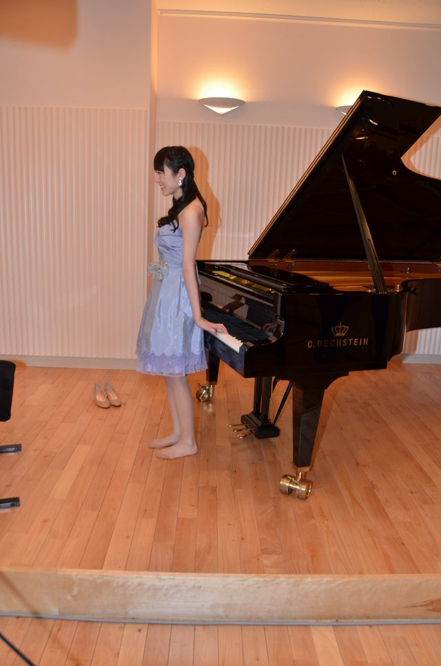 AKB48松井咲子の秘技！背面ピアノ弾き！フォトギャラリー（6枚目）