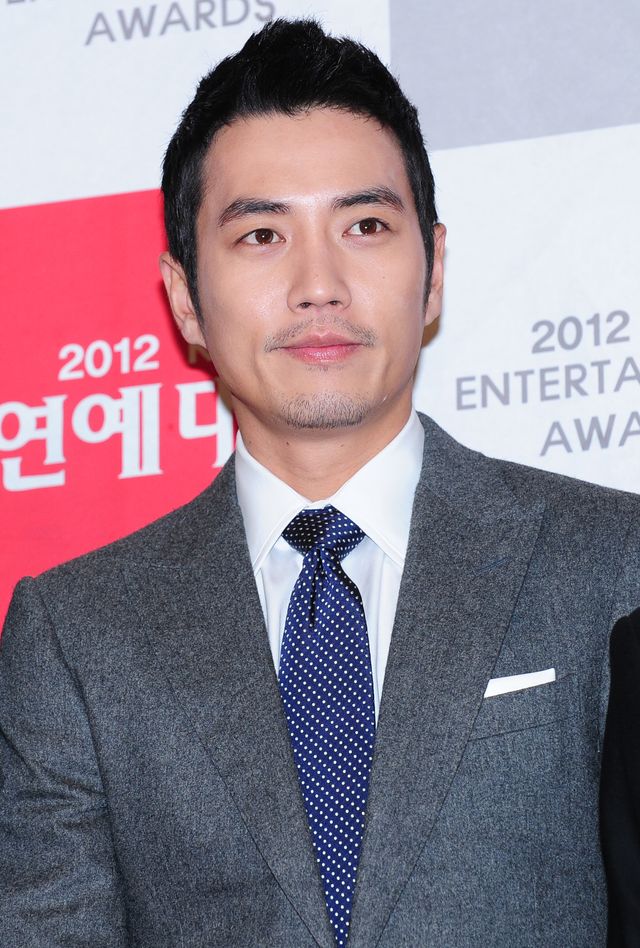 「2012KBS芸能大賞」チュ・サンウク、チュウォンが男性新人賞をダブル受賞<韓国JPICTURES>