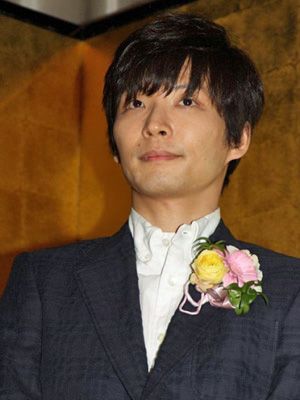 写真は今月8日、主演作の舞台あいさつに登場した星野源