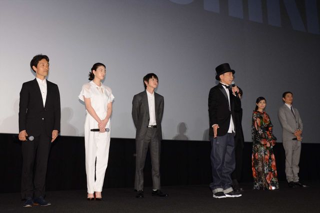 木梨憲武、最優秀新人CG男優賞のトロフィー手に笑顔！『いぬやしき』公開初日舞台あいさつ（2枚目）