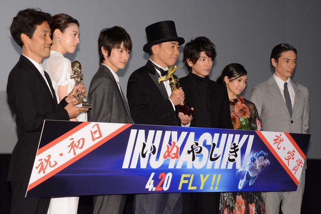 木梨憲武、最優秀新人CG男優賞のトロフィー手に笑顔！『いぬやしき』公開初日舞台あいさつ（12枚目）