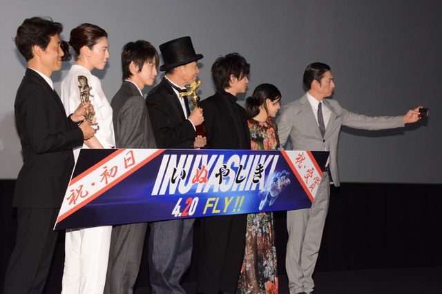 木梨憲武、最優秀新人CG男優賞のトロフィー手に笑顔！『いぬやしき』公開初日舞台あいさつ（13枚目）