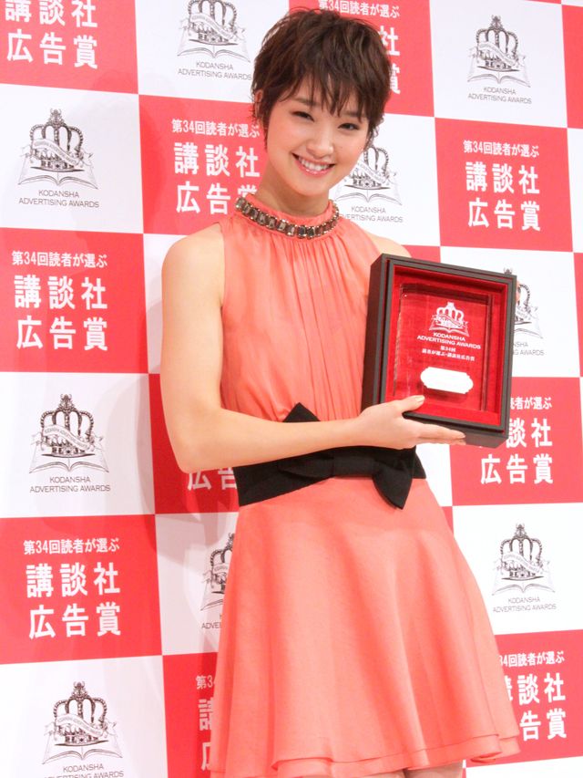ピンクのミニスカがまぶしい！剛力彩芽が出席「第34回 読者が選ぶ・講談社広告賞 贈賞式」フォトギャラリー：フォトギャラリー