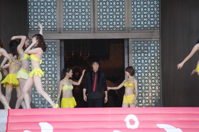 小栗ルパンが美女に囲まれウハウハ!?『ルパン三世』大ヒット祈願フォトギャラリー（8枚目）