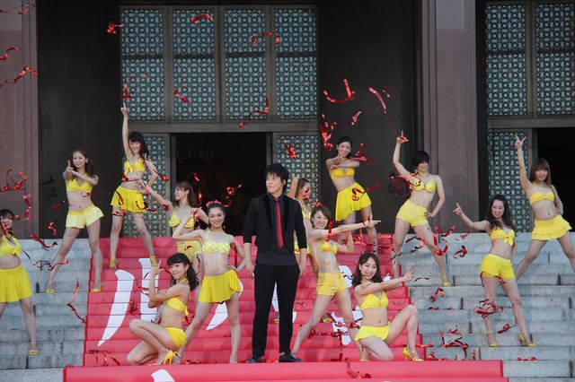 小栗ルパンが美女に囲まれウハウハ!?『ルパン三世』大ヒット祈願フォトギャラリー（17枚目）