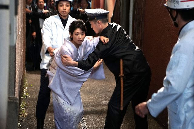 美しい真木よう子『孤狼の血』場面写真（4枚目）