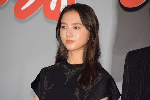 佐藤健＆清原果耶のステキな黒スタイル！『護られなかった者たちへ』大ヒット御礼舞台あいさつ（11枚目）