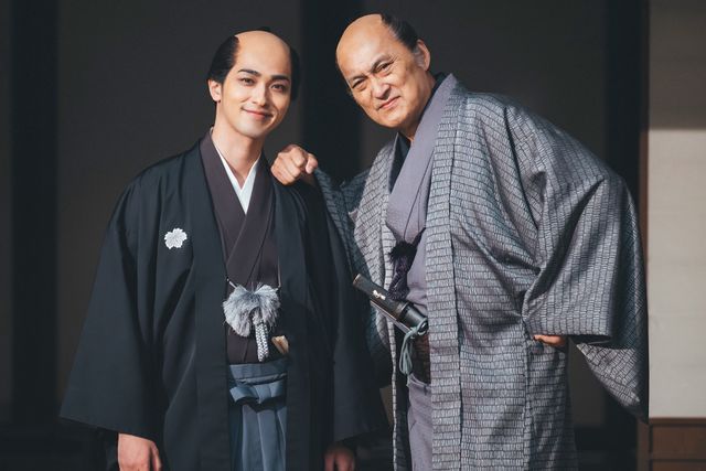 主人公・蔦屋重三郎役の横浜流星と、田沼意次役の渡辺謙