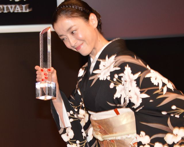 美しい着物姿で最優秀女優賞受賞を喜ぶ宮沢りえ！クロージングセレモニー写真ギャラリー【第27回東京国際映画祭】：フォトギャラリー