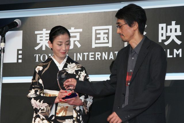 美しい着物姿で最優秀女優賞受賞を喜ぶ宮沢りえ！クロージングセレモニー写真ギャラリー【第27回東京国際映画祭】（12枚目）