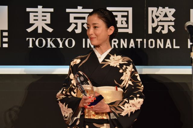美しい着物姿で最優秀女優賞受賞を喜ぶ宮沢りえ！クロージングセレモニー写真ギャラリー【第27回東京国際映画祭】（14枚目）