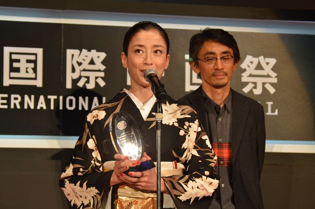 美しい着物姿で最優秀女優賞受賞を喜ぶ宮沢りえ！クロージングセレモニー写真ギャラリー【第27回東京国際映画祭】（17枚目）