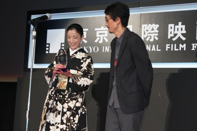 美しい着物姿で最優秀女優賞受賞を喜ぶ宮沢りえ！クロージングセレモニー写真ギャラリー【第27回東京国際映画祭】（20枚目）