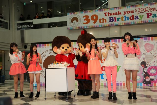 大人気ぬいぐるみ・モンチッチ39回目の誕生日を、川島海荷ら9nineがお祝い！（3枚目）