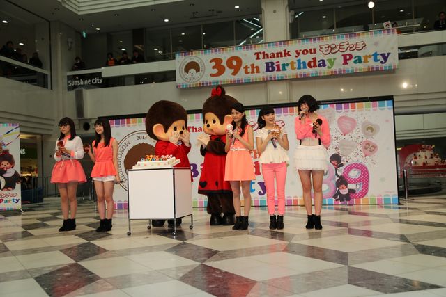 大人気ぬいぐるみ・モンチッチ39回目の誕生日を、川島海荷ら9nineがお祝い！（4枚目）