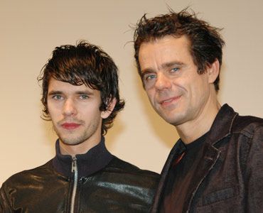 写真左から：ベン・ウィショーとトム・ティクヴァ監督。ベンの唇はなぜか真っ赤です。