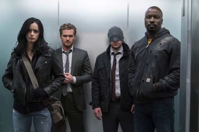 ディフェンダーズのメンバーたち - 左からジェシカ・ジョーンズ、アイアン・フィスト、デアデビル、ルーク・ケイジ