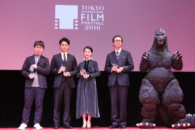 受賞の喜びをかみしめるゴジラ　第29回東京国際映画祭ARIGATO賞フォトギャラリー：フォトギャラリー