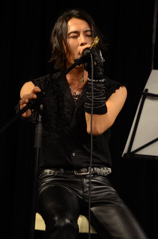 「絶狼」の藤田玲、梨里杏と武子直輝のいちゃつきビデオメールに、おれも呼べよ　画像ギャラリー（6枚目）