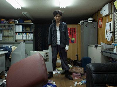 車を破壊した後、職場の事務所もめちゃくちゃにしちゃう松田翔太-映画『ケンタとジュンとカヨちゃんの国』より