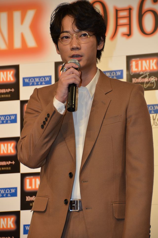 豪華キャスト集結の新ドラマ「LINK」、初めて目があったとき照れちゃったと大森南朋と綾野剛　画像ギャラリー（3枚目）