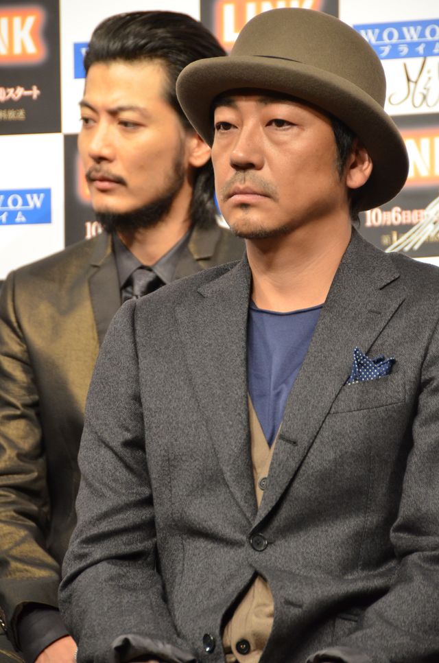 豪華キャスト集結の新ドラマ「LINK」、初めて目があったとき照れちゃったと大森南朋と綾野剛　画像ギャラリー（11枚目）