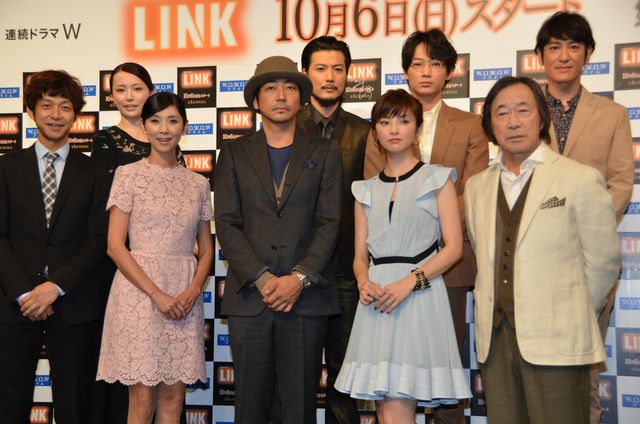 豪華キャスト集結の新ドラマ「LINK」、初めて目があったとき照れちゃったと大森南朋と綾野剛　画像ギャラリー（12枚目）
