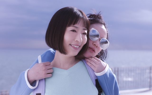 松雪泰子＆清水尋也の腕組み2ショット！『甘いお酒でうがい』場面写真（11枚目）