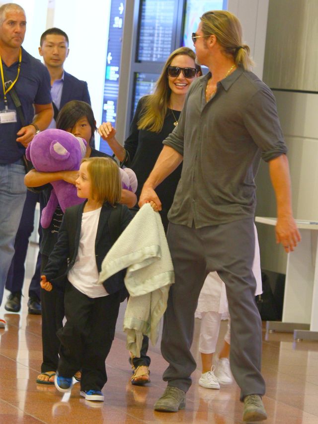ブラピとアンジー、子どもたちと羽田空港に到着!!　アンジーは小さな子にキスのプレゼント!!　画像ギャラリー（5枚目）