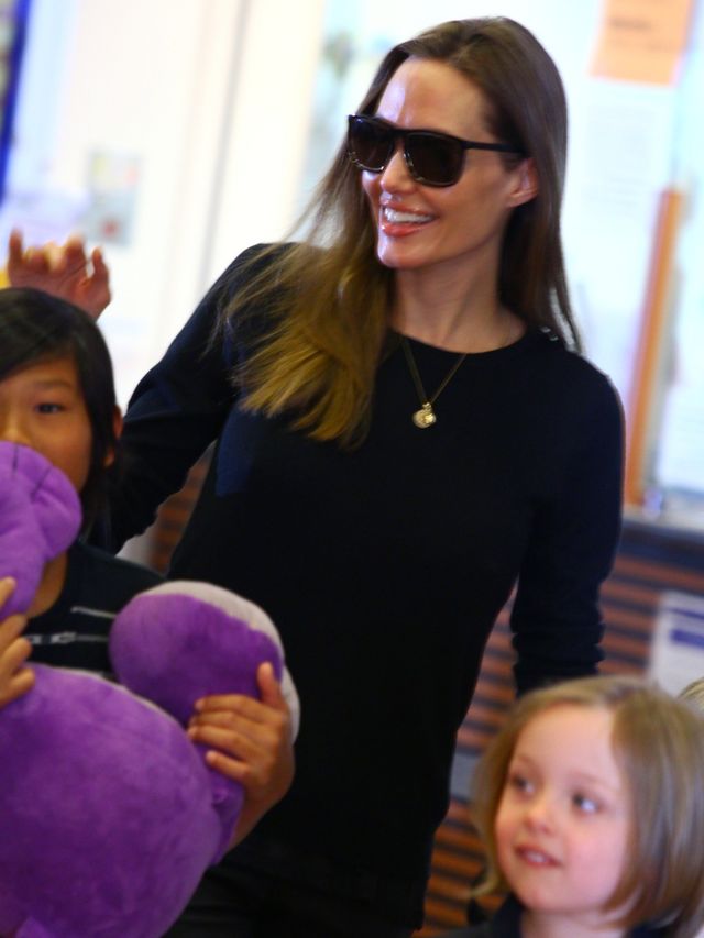 ブラピとアンジー、子どもたちと羽田空港に到着!!　アンジーは小さな子にキスのプレゼント!!　画像ギャラリー（7枚目）