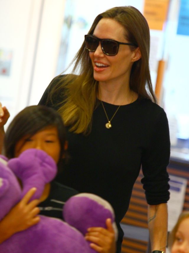 ブラピとアンジー、子どもたちと羽田空港に到着!!　アンジーは小さな子にキスのプレゼント!!　画像ギャラリー（8枚目）