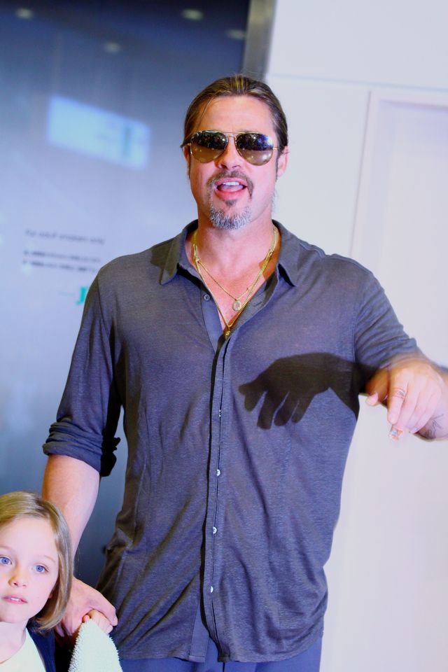 ブラピとアンジー、子どもたちと羽田空港に到着!!　アンジーは小さな子にキスのプレゼント!!　画像ギャラリー（10枚目）