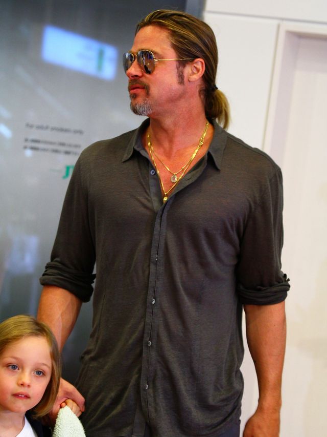 ブラピとアンジー、子どもたちと羽田空港に到着!!　アンジーは小さな子にキスのプレゼント!!　画像ギャラリー（11枚目）