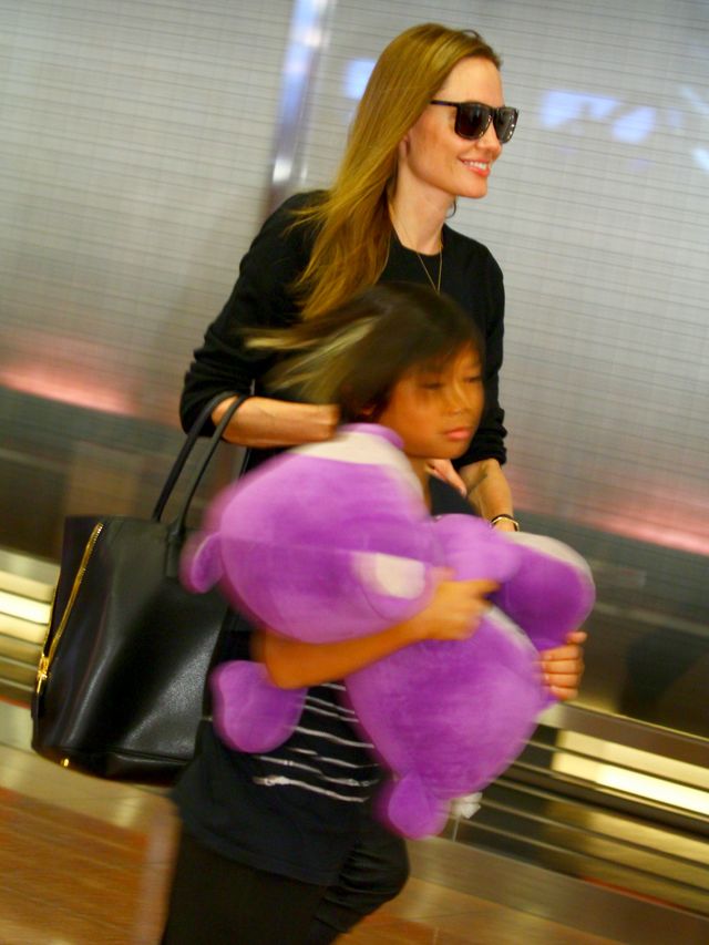 ブラピとアンジー、子どもたちと羽田空港に到着!!　アンジーは小さな子にキスのプレゼント!!　画像ギャラリー（14枚目）