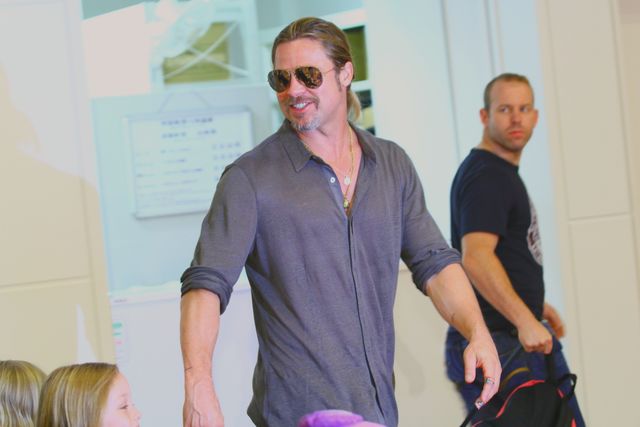 ブラピとアンジー、子どもたちと羽田空港に到着!!　アンジーは小さな子にキスのプレゼント!!　画像ギャラリー（16枚目）