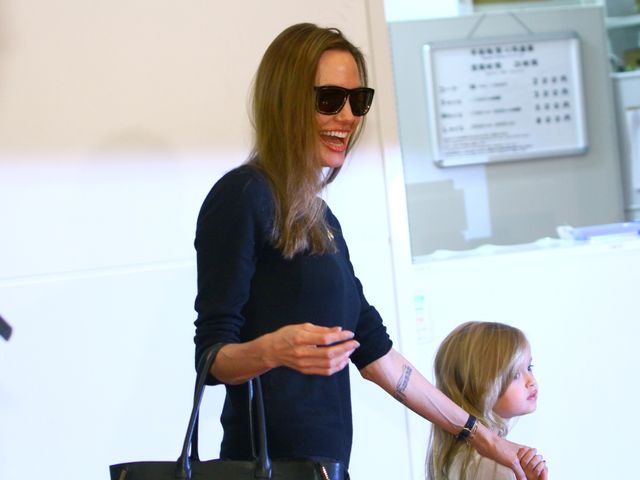 ブラピとアンジー、子どもたちと羽田空港に到着!!　アンジーは小さな子にキスのプレゼント!!　画像ギャラリー（17枚目）