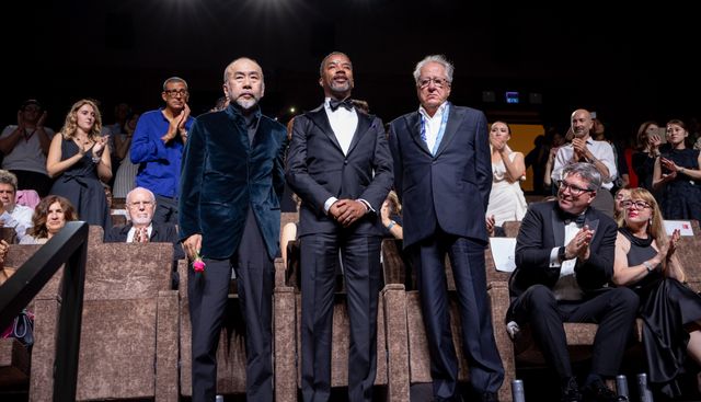スタンディングオベーションを受ける塚本晋也監督、ロドニー・ヒックス、ジェフリー・ラッシュ