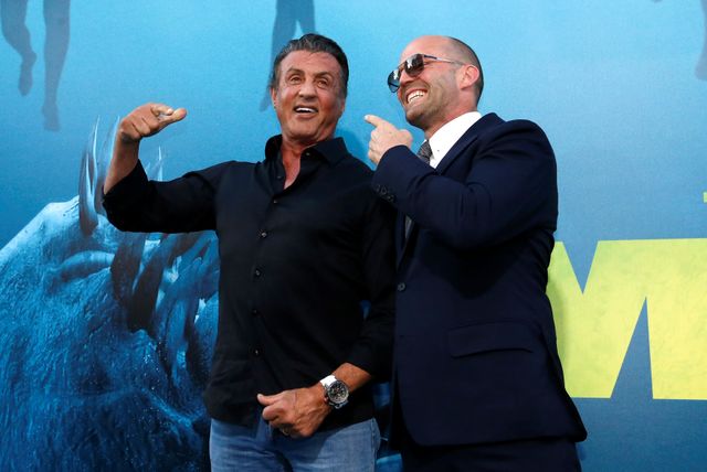 8月7日、米ロサンゼルスで6日、海洋パニック映画『MEG ザ・モンスター』のプレミアが行われ、主演のジェイソン・ステイサム(右)ら出演者に加え、俳優のシルヴェスター・スタローン(左)も駆けつけた。