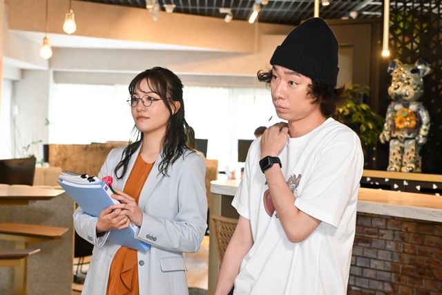 「無能の鷹」ペン回しが伏線に！爆笑＆感動の第2話場面写真（2枚目）