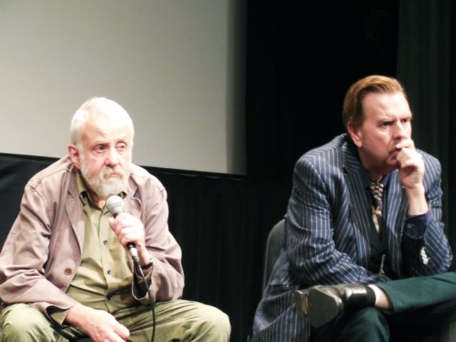 （左から）マイク・リー監督と主演のティモシー・スポール