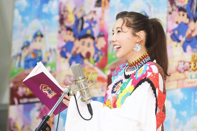 仲里依紗＆フワちゃんのフリフリポーズ！『映画クレヨンしんちゃん　謎メキ！花の天カス学園』公開アフレコイベント：フォトギャラリー