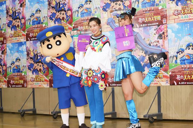 仲里依紗＆フワちゃんのフリフリポーズ！『映画クレヨンしんちゃん　謎メキ！花の天カス学園』公開アフレコイベント（2枚目）