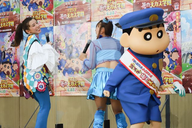 仲里依紗＆フワちゃんのフリフリポーズ！『映画クレヨンしんちゃん　謎メキ！花の天カス学園』公開アフレコイベント（3枚目）