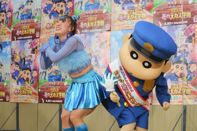 仲里依紗＆フワちゃんのフリフリポーズ！『映画クレヨンしんちゃん　謎メキ！花の天カス学園』公開アフレコイベント（4枚目）