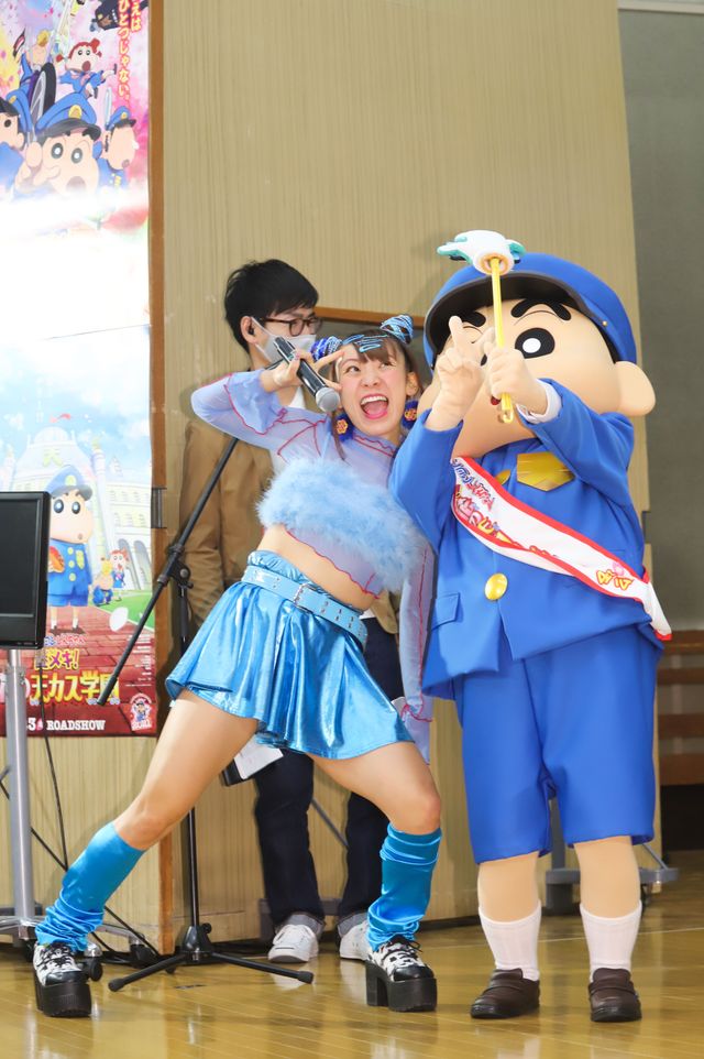 仲里依紗＆フワちゃんのフリフリポーズ！『映画クレヨンしんちゃん　謎メキ！花の天カス学園』公開アフレコイベント（5枚目）
