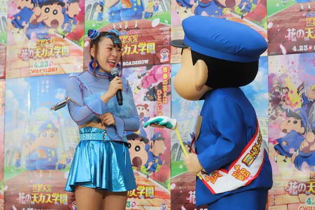 仲里依紗＆フワちゃんのフリフリポーズ！『映画クレヨンしんちゃん　謎メキ！花の天カス学園』公開アフレコイベント（6枚目）
