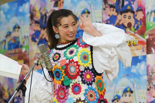 仲里依紗＆フワちゃんのフリフリポーズ！『映画クレヨンしんちゃん　謎メキ！花の天カス学園』公開アフレコイベント（7枚目）