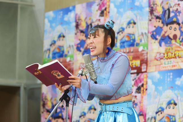 仲里依紗＆フワちゃんのフリフリポーズ！『映画クレヨンしんちゃん　謎メキ！花の天カス学園』公開アフレコイベント（8枚目）