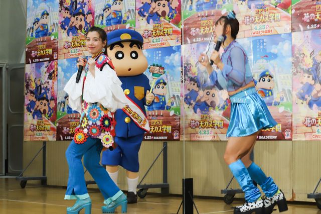 仲里依紗＆フワちゃんのフリフリポーズ！『映画クレヨンしんちゃん　謎メキ！花の天カス学園』公開アフレコイベント（10枚目）