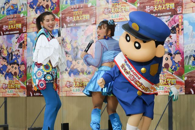 仲里依紗＆フワちゃんのフリフリポーズ！『映画クレヨンしんちゃん　謎メキ！花の天カス学園』公開アフレコイベント（11枚目）